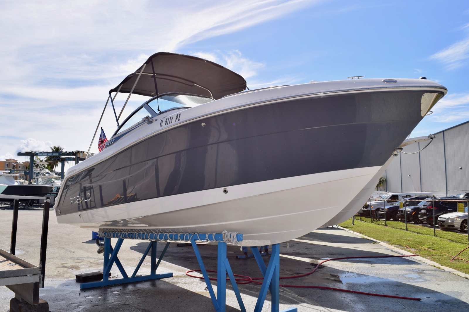 Robalo R227 side