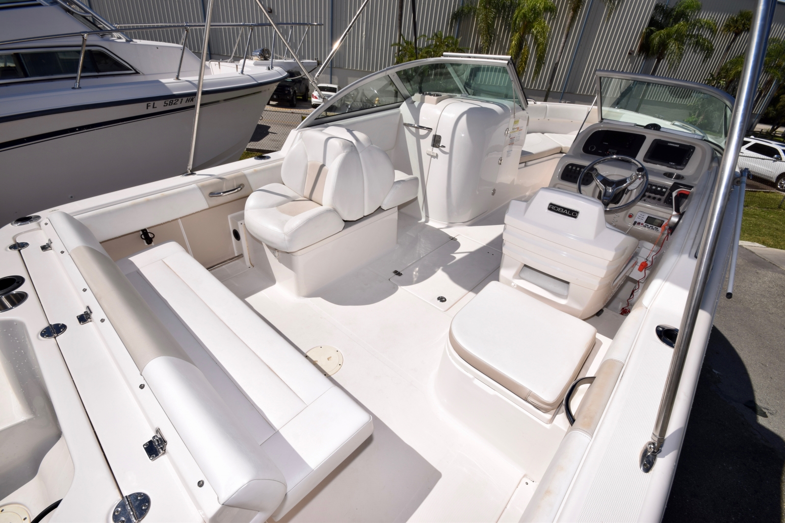 Robalo R227 cockpit