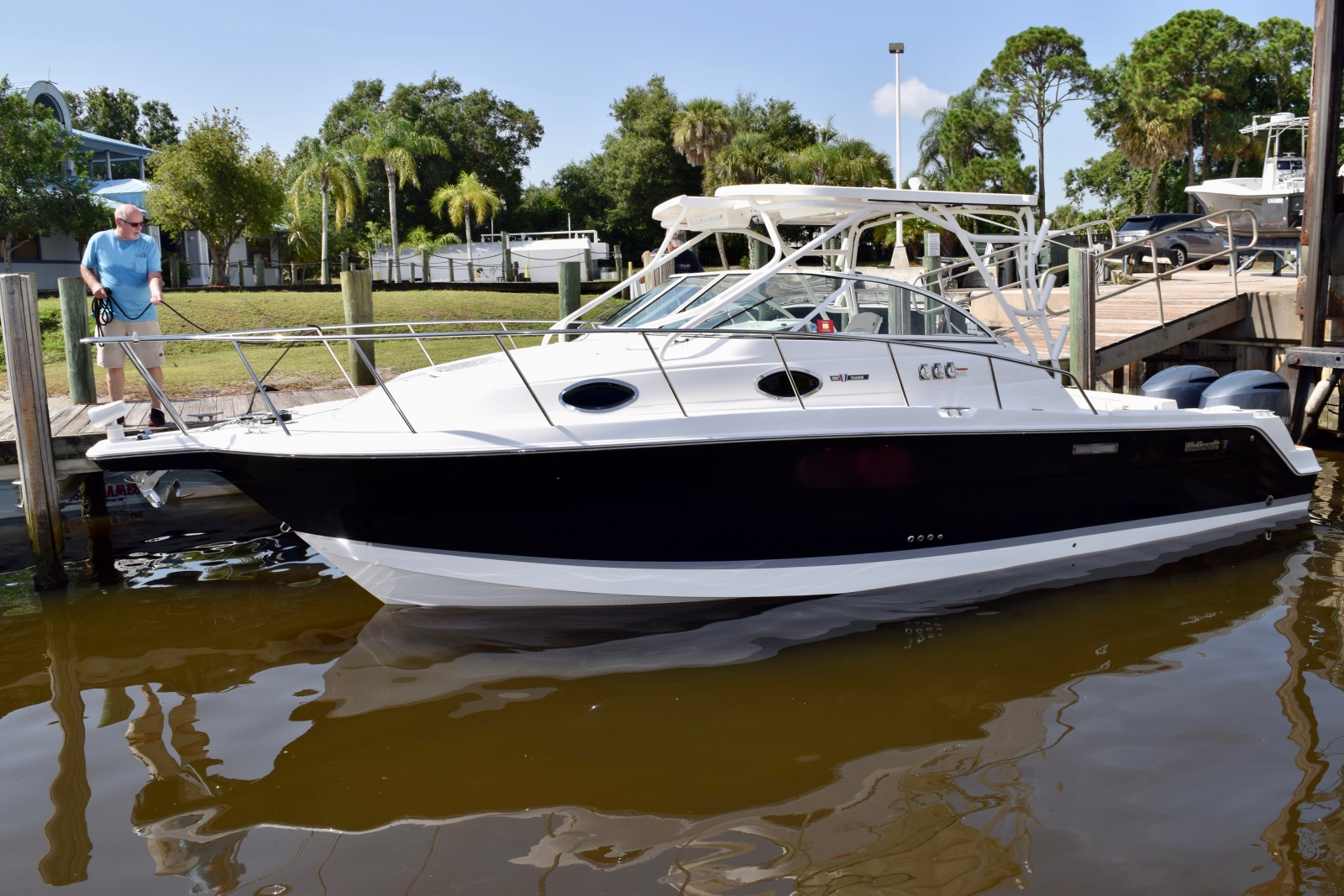 2014 Wellcraft 290 Coastal side shot in water