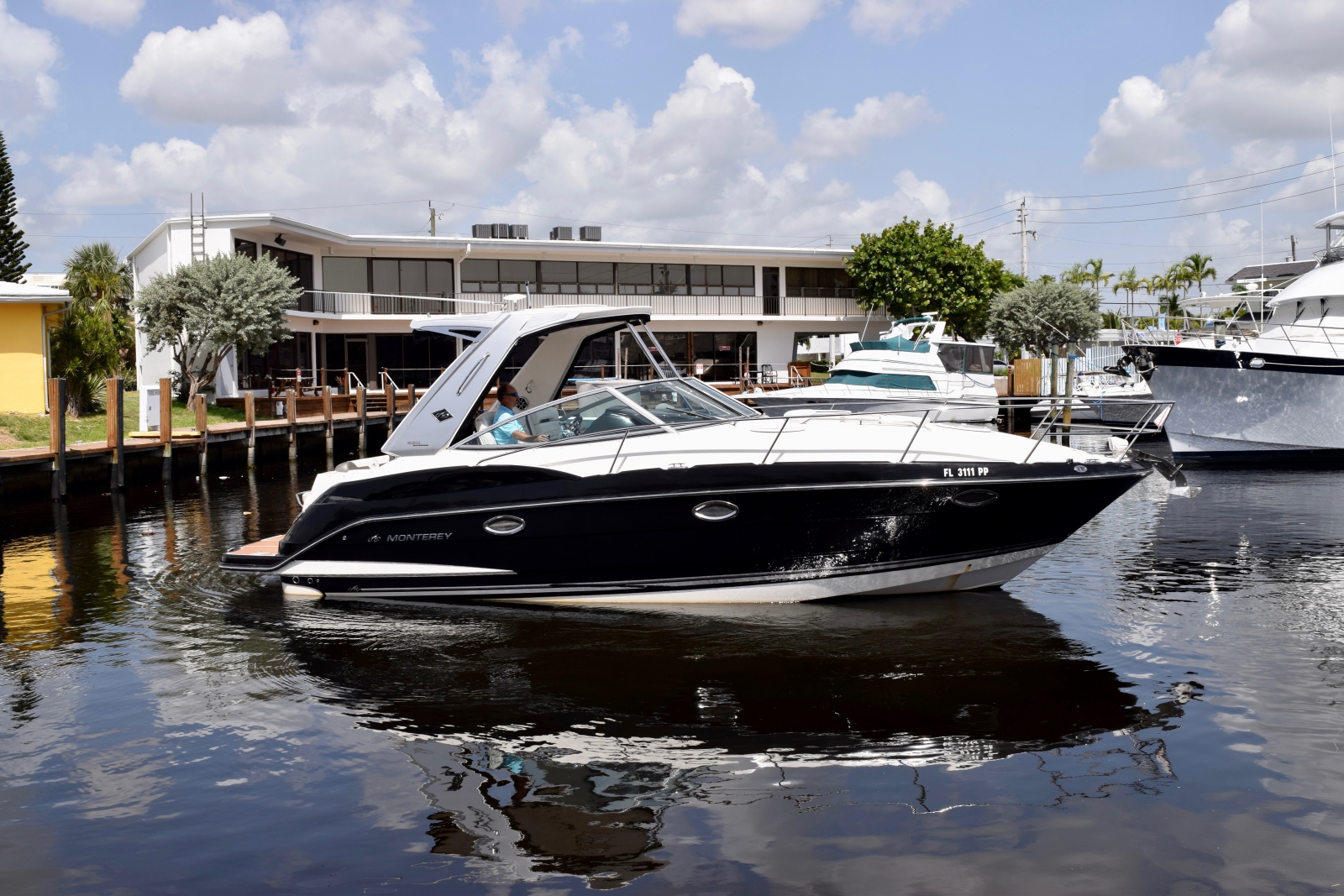 2012 Monterey 32 Sport Yacht